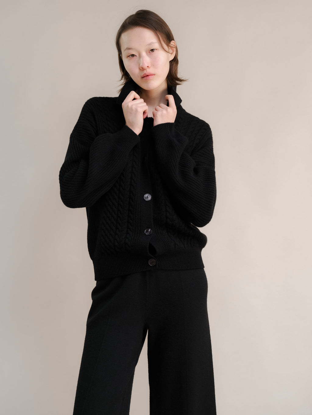 Cardigan polo in misto cashmere con lavorazione treccia