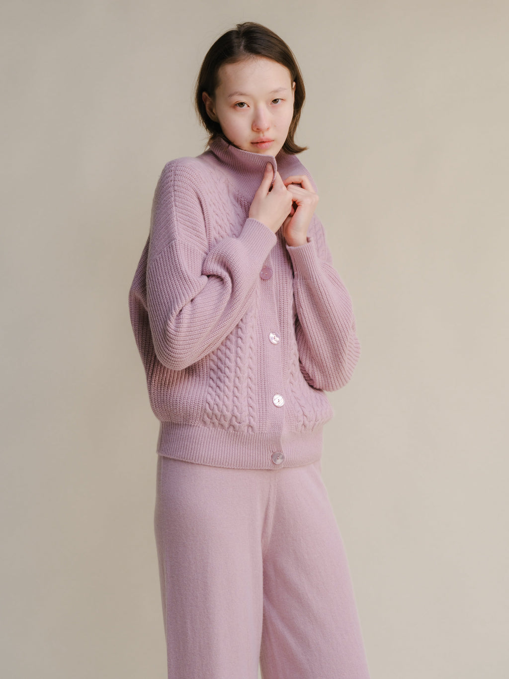 Cardigan polo in misto cashmere con lavorazione treccia