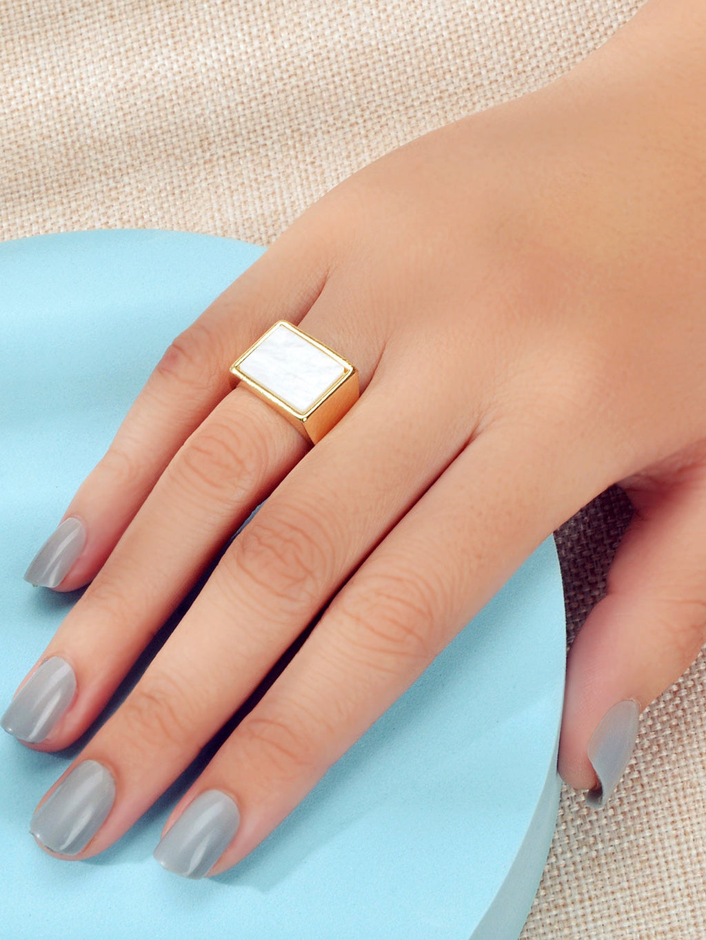 Anello con sigillo rettangolare