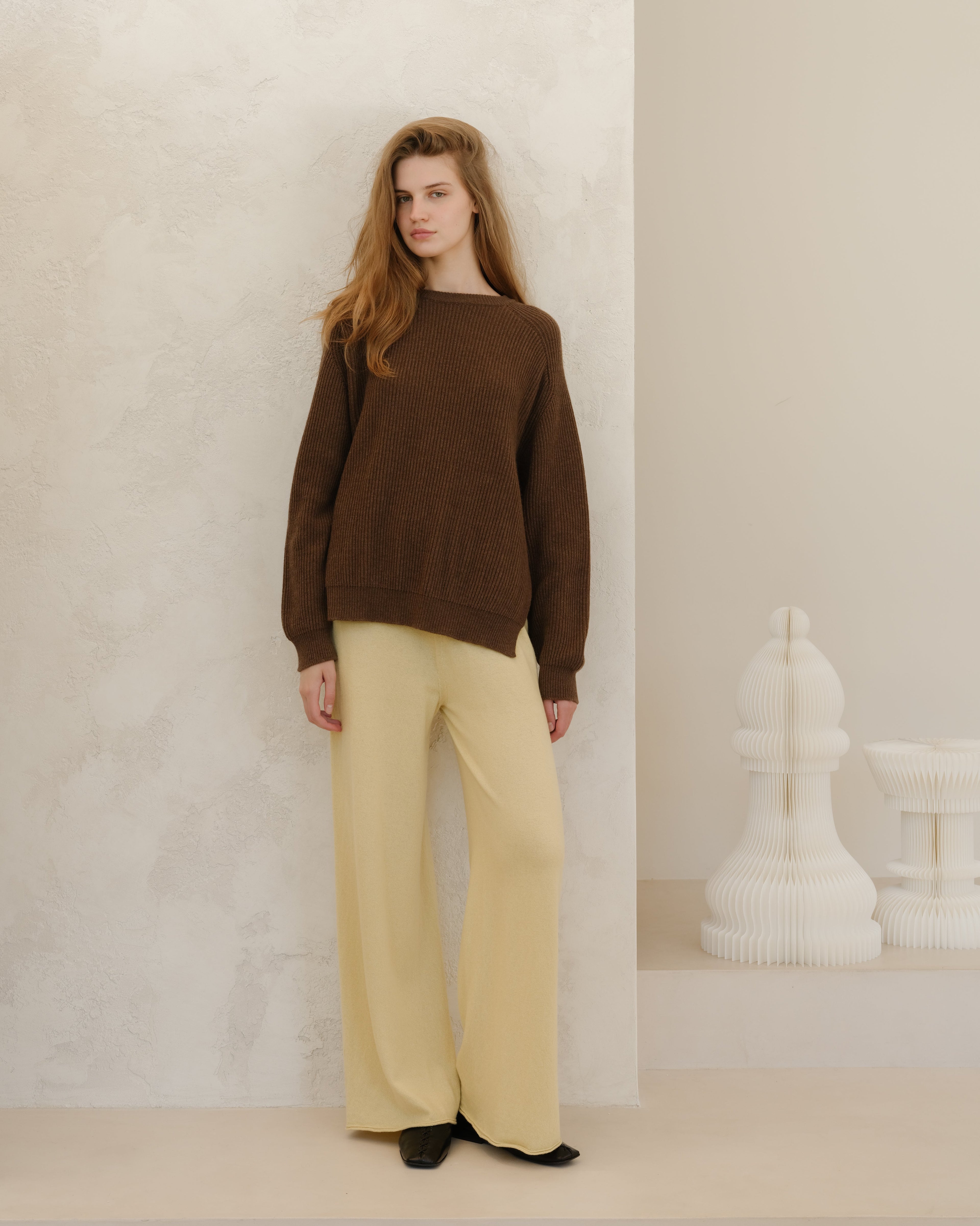 Maglia girocollo in misto cashmere a coste con spacchi laterali