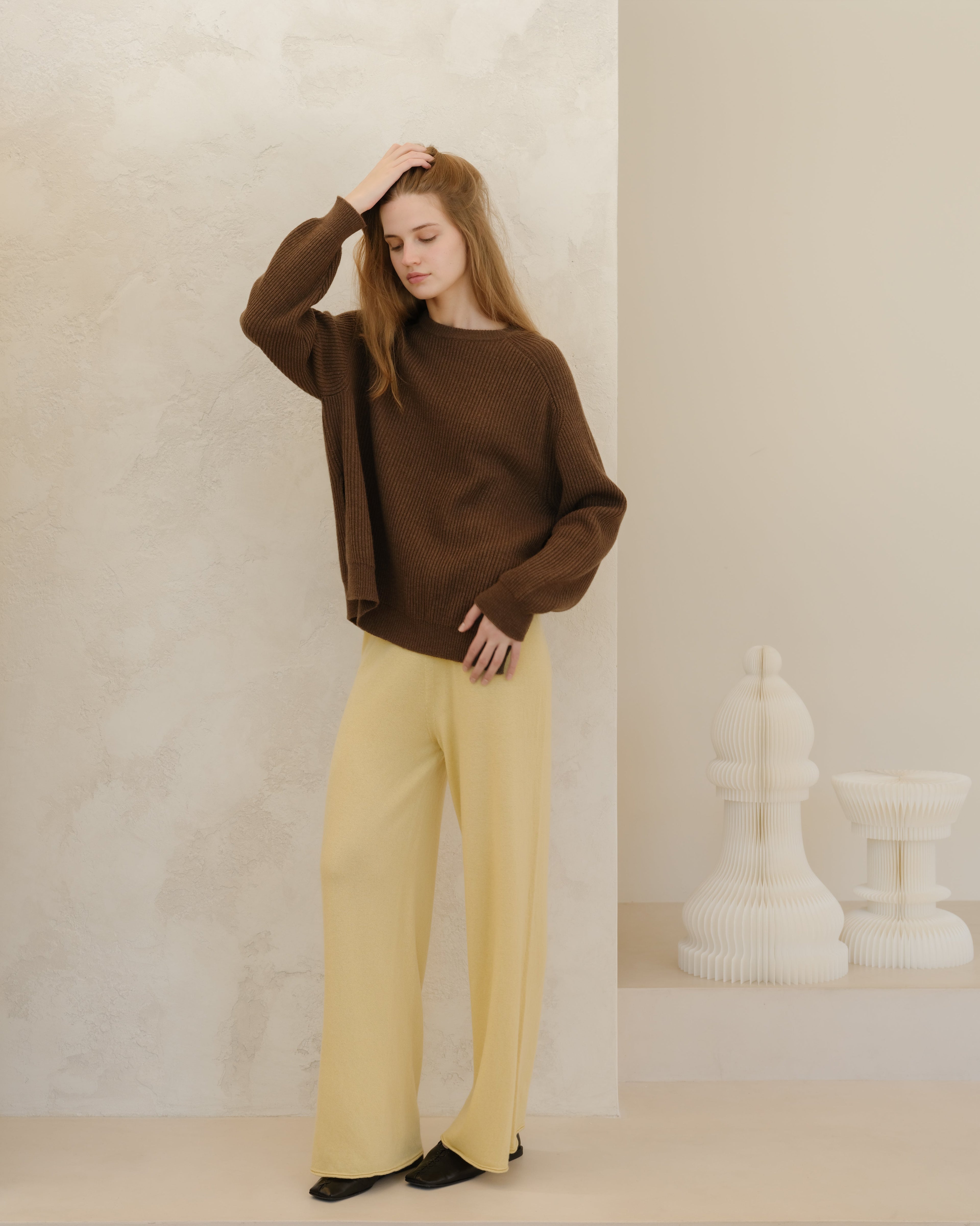 Maglia girocollo in misto cashmere a coste con spacchi laterali