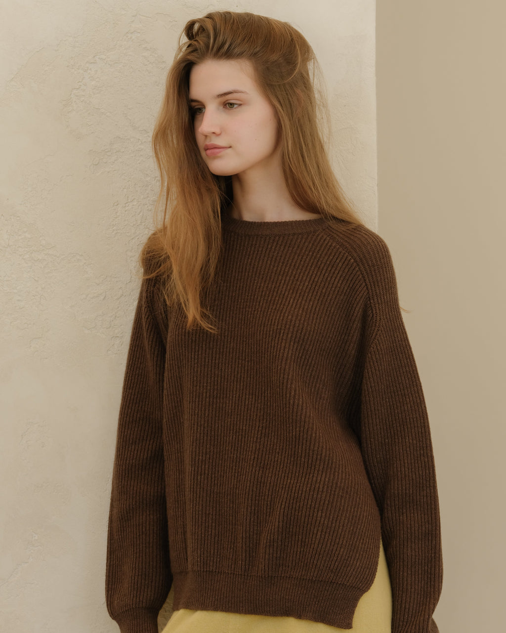 Maglia girocollo in misto cashmere a coste con spacchi laterali