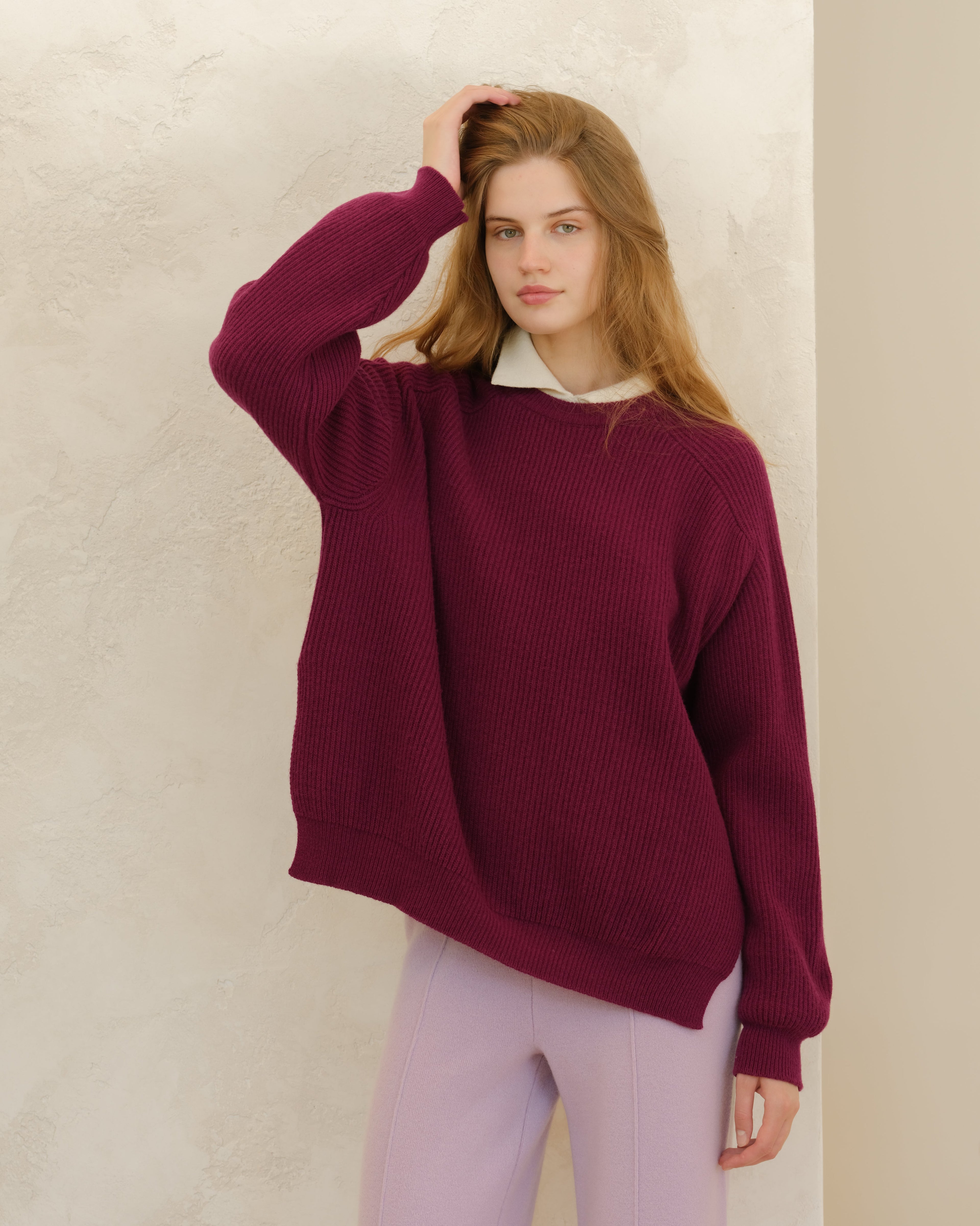 Maglia girocollo in misto cashmere a coste con spacchi laterali