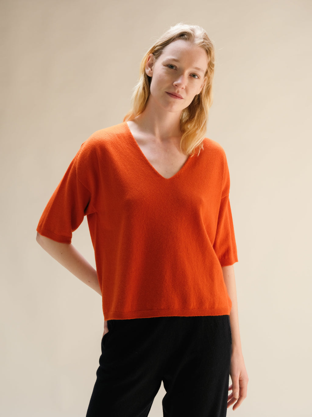 T-shirt in misto cashmere con scollo a V (3D-Knit)