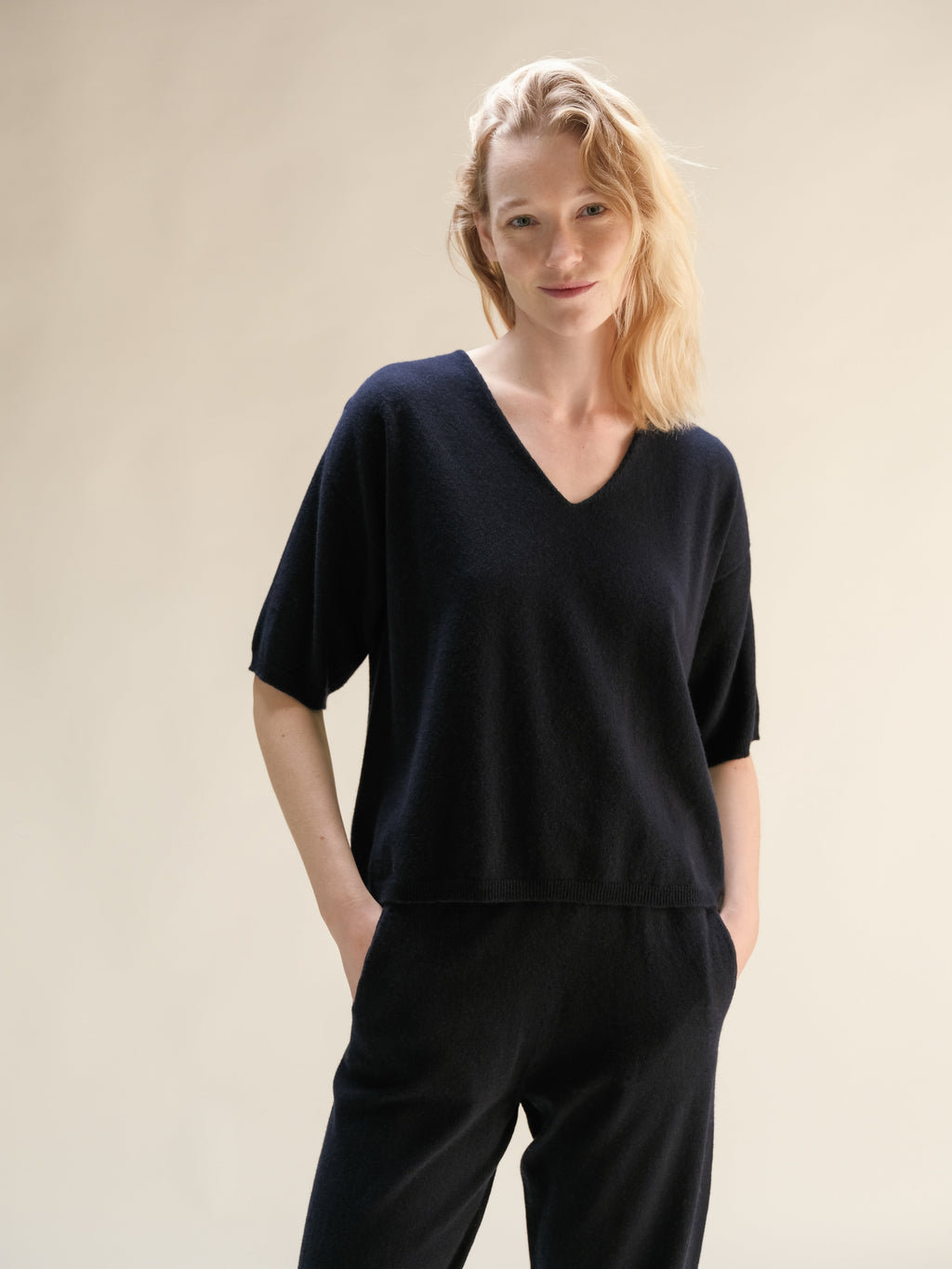 T-shirt in misto cashmere con scollo a V (3D-Knit)