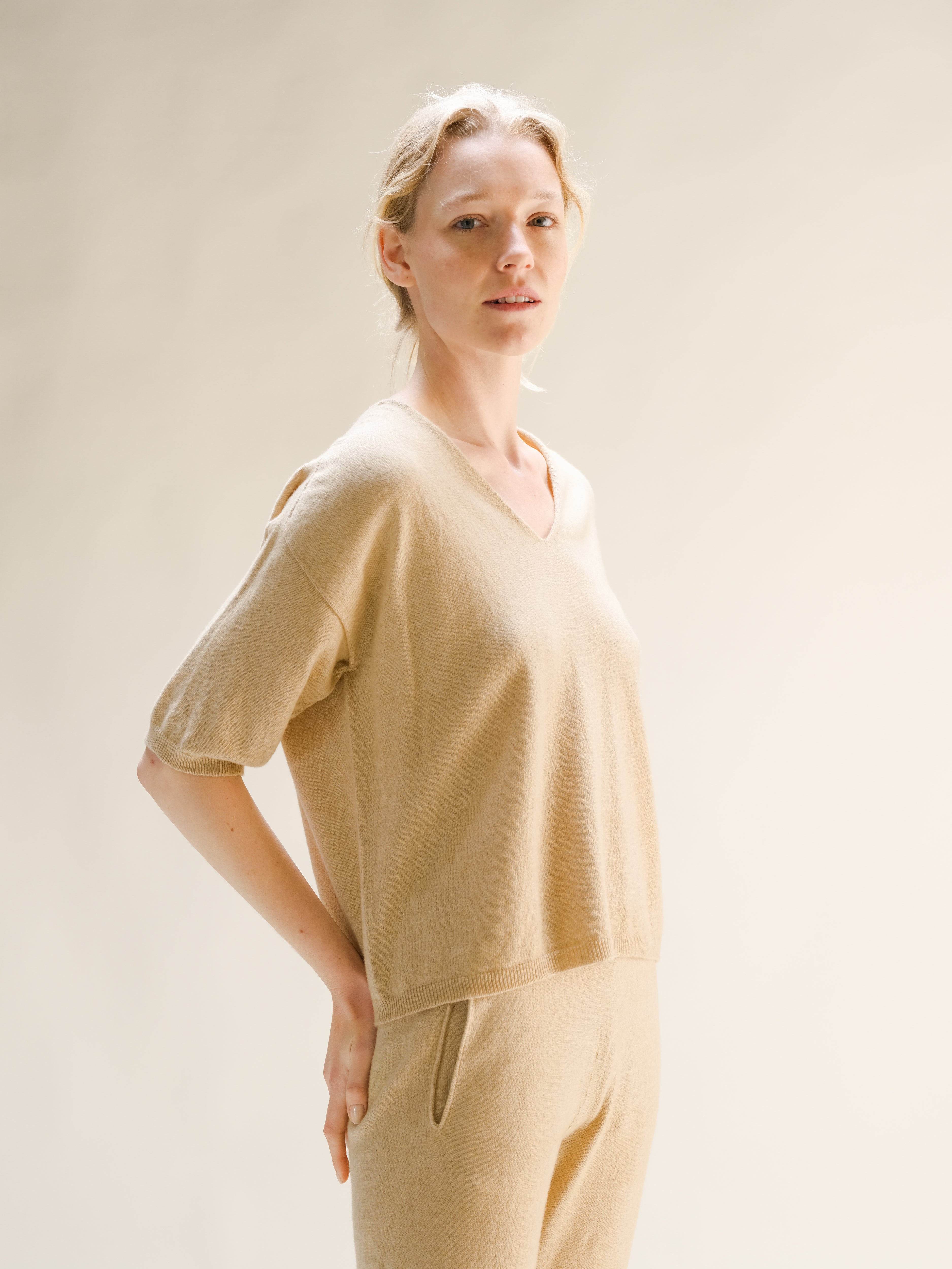 T-shirt in misto cashmere con scollo a V (3D-Knit)