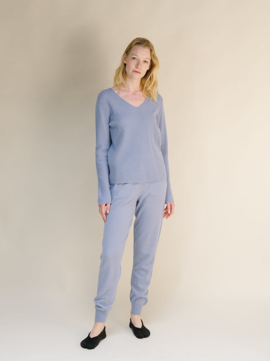 Maglione a coste con scollo a V in misto cashmere