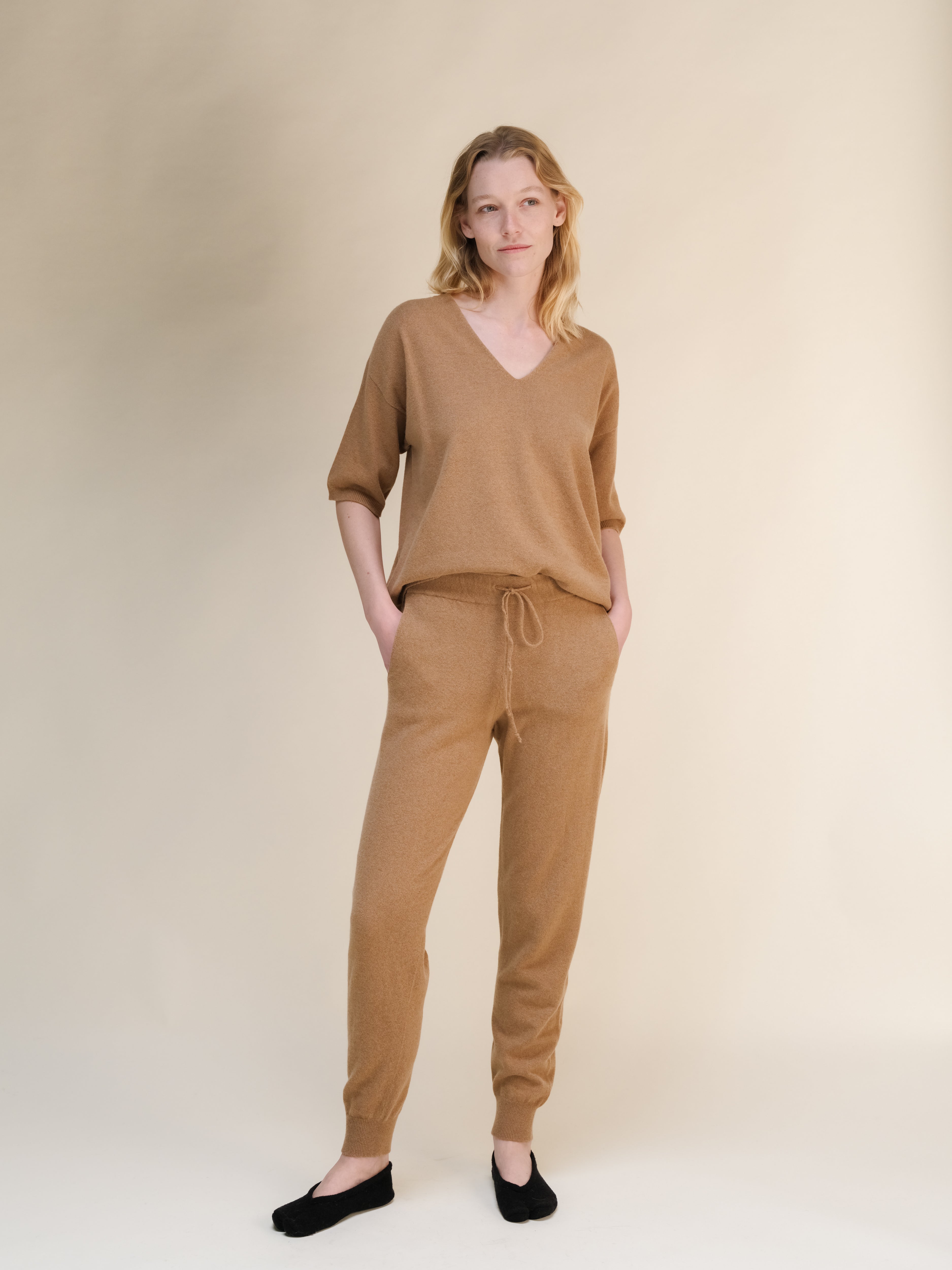 T-shirt in misto cashmere con scollo a V (3D-Knit)