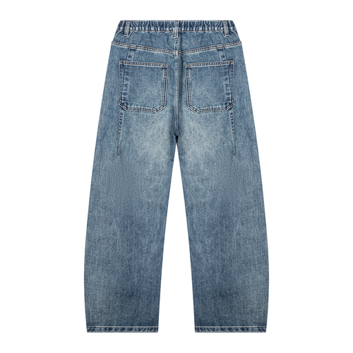 Jeans in denim blu a gamba barrel, vista posteriore con vita arricciata e due tasche applicate.