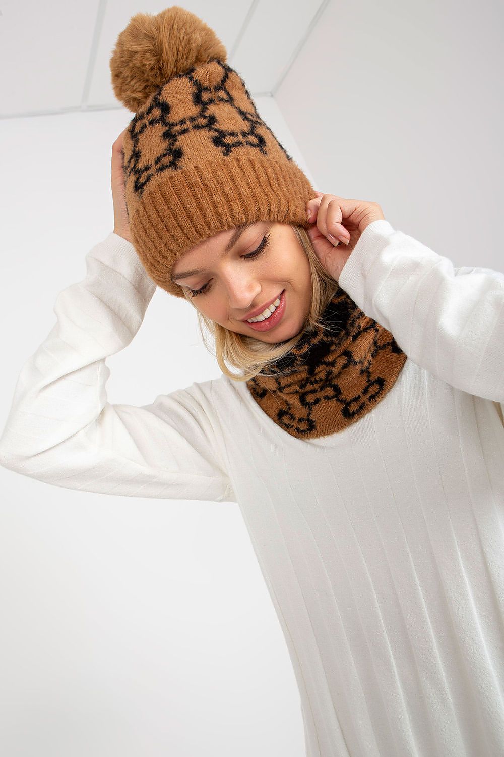 Berretto con pom-pom - Nibe Clothing