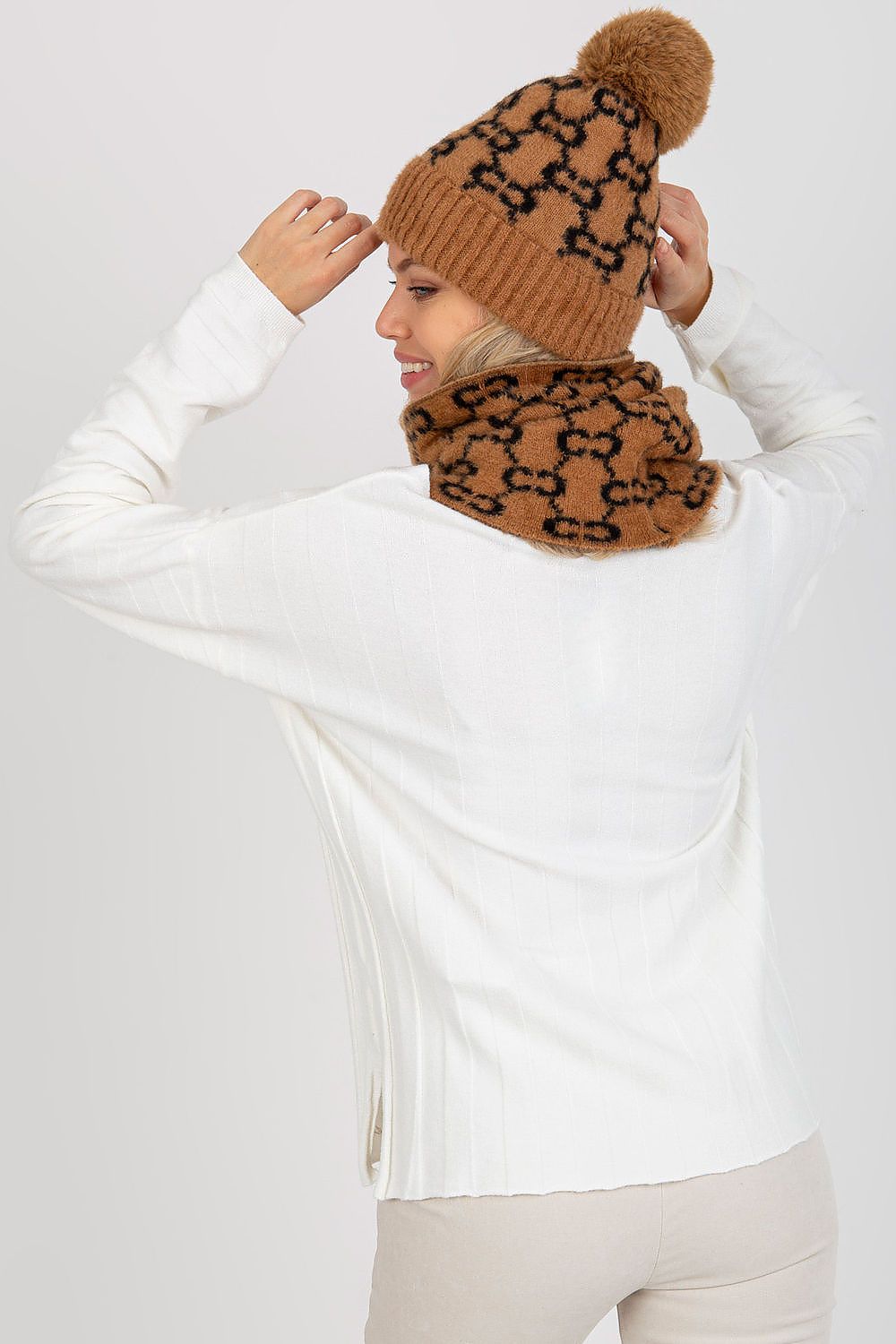 Berretto con pom-pom - Nibe Clothing